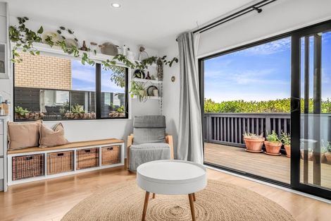 Photo of property in 1 Nga Waka Place, Mangere, Auckland, 2022