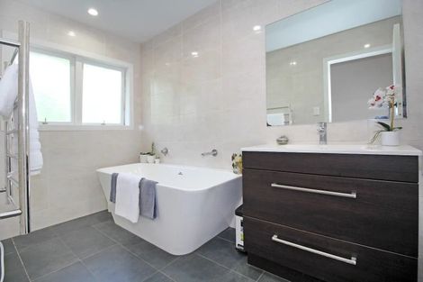 Photo of property in 24 Pooley Street, Pakuranga Heights, Auckland, 2010