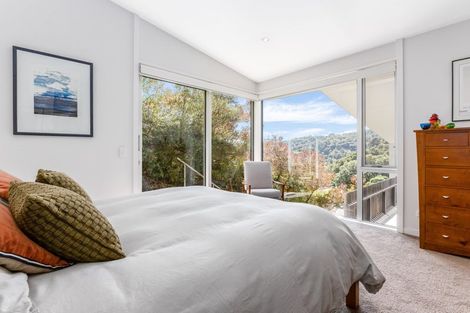 Photo of property in 4 Francis Bell Grove, Lowry Bay, Lower Hutt, 5013