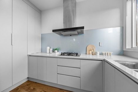 Photo of property in 4b Hilton Close, Fairview Heights, Auckland, 0632