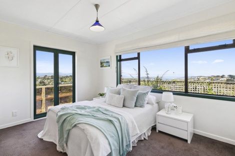 Photo of property in 5 Salford Street, Newlands, Wellington, 6037