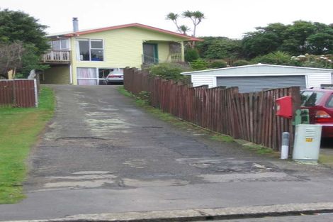 Photo of property in 5 Loasby Crescent, Newlands, Wellington, 6037