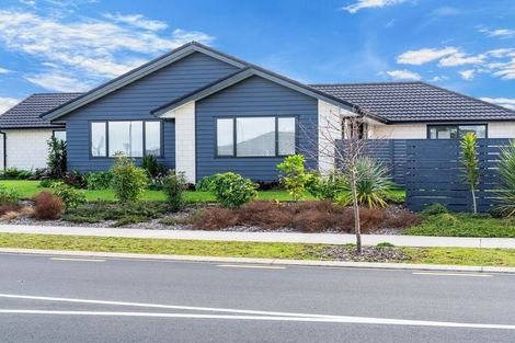 Photo of property in 98 Kaurinui Crescent, One Tree Point, 0118