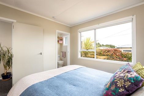 Photo of property in 18 Pukatea Street, Inglewood, 4330