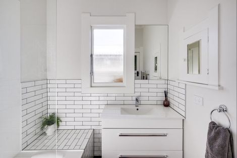 Photo of property in 128 Vigor Brown Street, Napier South, Napier, 4110