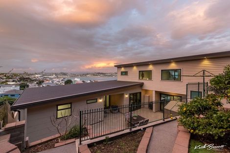 Photo of property in 216b Sutherland Road, Lyall Bay, Wellington, 6022