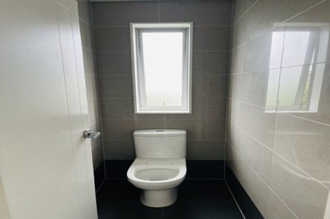 Photo of property in 8 The Rosebowl, Sunnyhills, Auckland, 2010