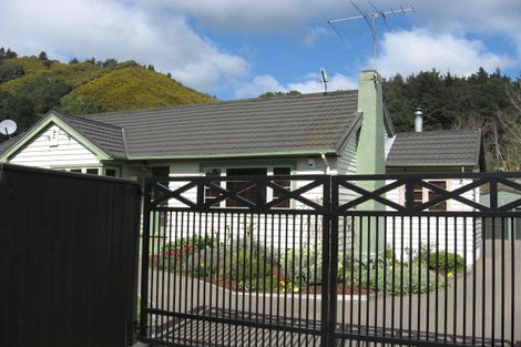 Photo of property in 12 Homedale Road, Wainuiomata, Lower Hutt, 5014