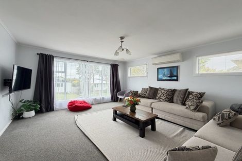 Photo of property in 3 Alder Place, Newlands, Wellington, 6037