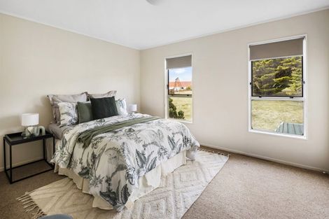 Photo of property in 10 Hollydale Grove, Churton Park, Wellington, 6037