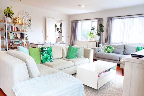 Photo of property in 30a Schnapper Rock Road, Schnapper Rock, Auckland, 0632
