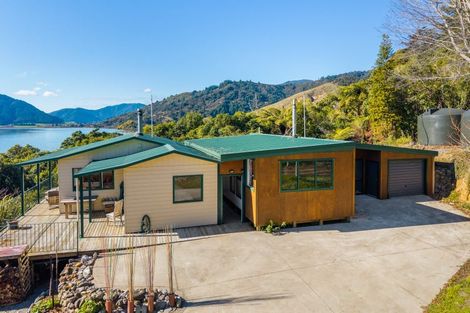 Photo of property in 826 Queen Charlotte Drive, Havelock, Picton, 7281