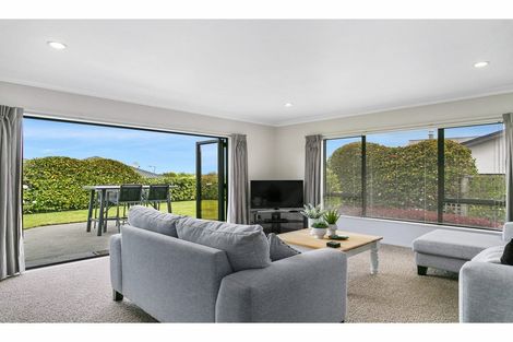 Photo of property in 77 Harvey Street, Waipahihi, Taupo, 3330