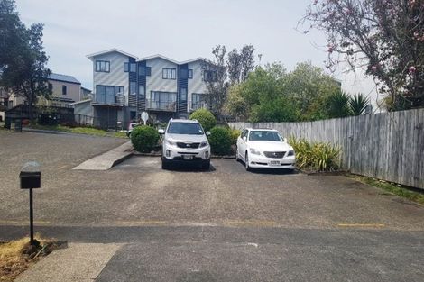 Photo of property in 10/10-26 John Jennings Drive, Oteha, Auckland, 0632