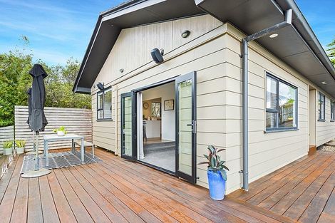 Photo of property in 30 Pokapu Street, Titirangi, Auckland, 0600