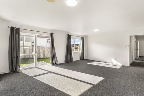 Photo of property in 1/75 Etherton Drive, Weymouth, Auckland, 2103