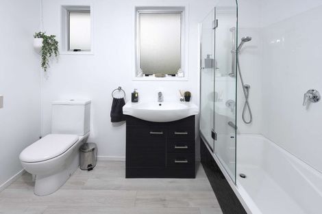Photo of property in 16 Temuri Place, Glendene, Auckland, 0602