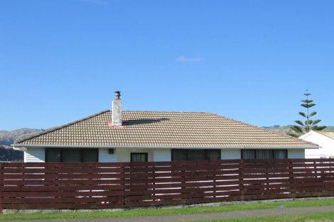 Photo of property in 17 Takapuwahia Drive, Takapuwahia, Porirua, 5022