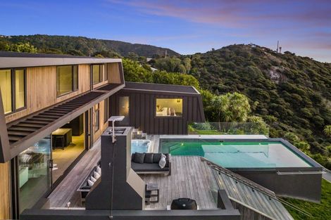 Photo of property in 81 Piha Road, Piha, 0772