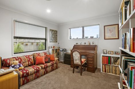 Photo of property in 10 Francis Douglas Drive, Westown, New Plymouth, 4310
