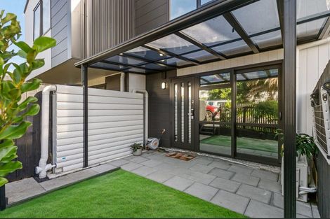 Photo of property in 2/4 Harry Ward Place, Henderson, Auckland, 0610