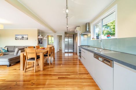 Photo of property in 35 Poto Road, Normandale, Lower Hutt, 5010
