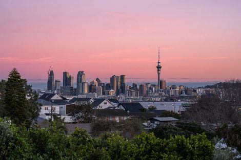 Photo of property in 26 Waimana Avenue, Northcote Point, Auckland, 0627