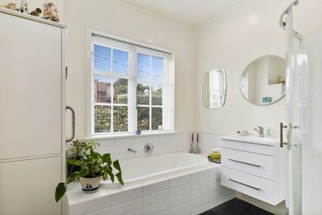 Photo of property in 122 Cashmere Avenue, Khandallah, Wellington, 6035