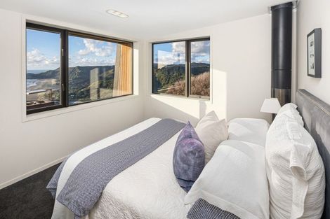 Photo of property in 81 Piha Road, Piha, 0772