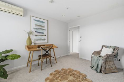 Photo of property in 72 Devonport Road, Tauranga, 3110