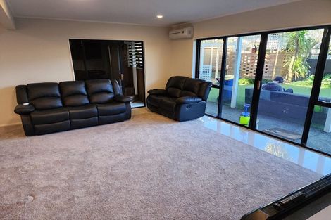 Photo of property in 102 Wiseley Road, West Harbour, Auckland, 0618