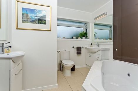 Photo of property in 2/10a Wernham Place, Northcote, Auckland, 0626