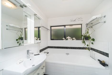 Photo of property in 49 Schnell Drive, Kelvin Grove, Palmerston North, 4414