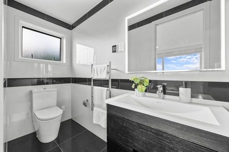 Photo of property in 4b Hilton Close, Fairview Heights, Auckland, 0632