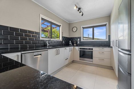 Photo of property in 16 Hawke Place, Pukekohe, 2120