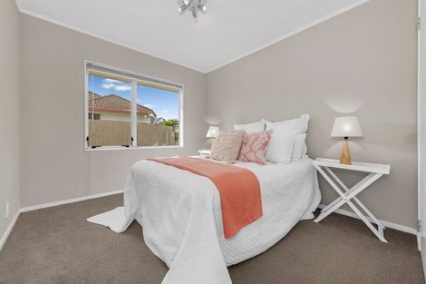 Photo of property in 58 Frank Nobilo Drive, Golflands, Auckland, 2013