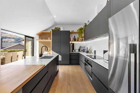 Photo of property in 8 Elizabeth Place, Kelvin Heights, Queenstown, 9300