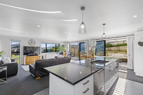 Photo of property in 32 Lanyon Place, Whitby, Porirua, 5024