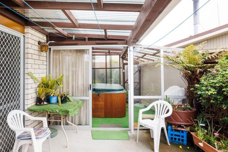 Photo of property in 15 Grange Place, Milson, Palmerston North, 4414