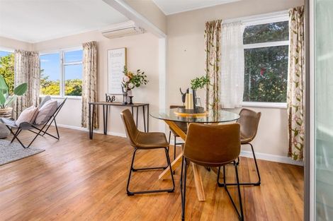 Photo of property in 32 Stewart Drive, Newlands, Wellington, 6037