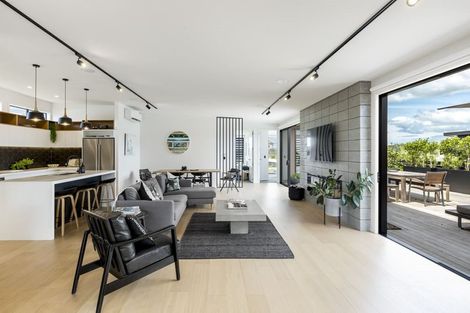 Photo of property in 10 Laly Haddon Place, Matakana, 0985