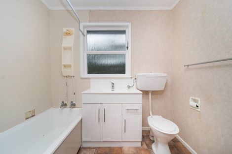 Photo of property in 15b Wikiriwhi Crescent, Awapuni, Palmerston North, 4412