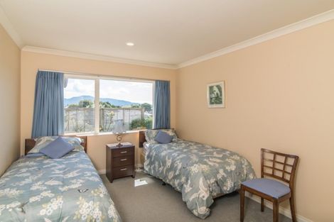 Photo of property in 28 Quadrant Heights, Paraparaumu, 5032