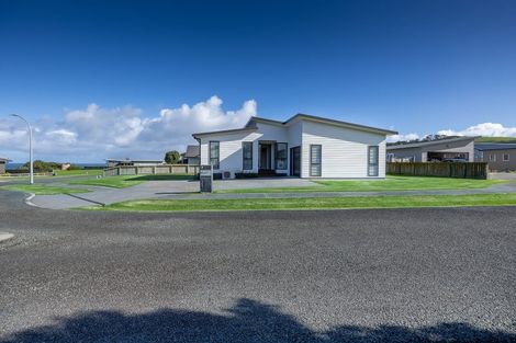 Photo of property in 1 Ambergris Place, Baylys Beach, 0377