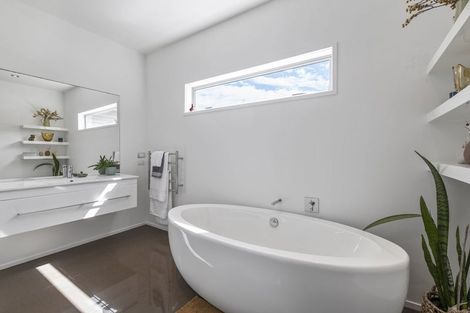 Photo of property in 2/5 Beach Street, Fitzroy, New Plymouth, 4312