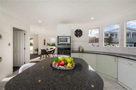 Photo of property in 2/42 Holland Road, Hillcrest, Auckland, 0627