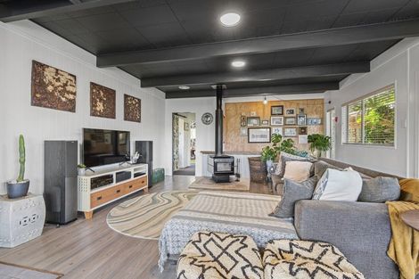 Photo of property in 15 Linda Street, Oakura, 4314