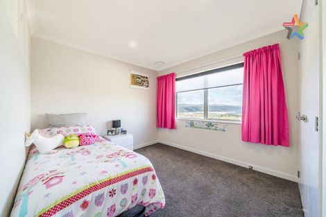Photo of property in 2 Poto Road, Normandale, Lower Hutt, 5010