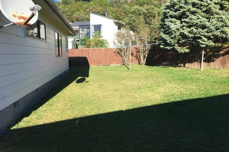 Photo of property in 28 Fernhaven Grove, Newlands, Wellington, 6037