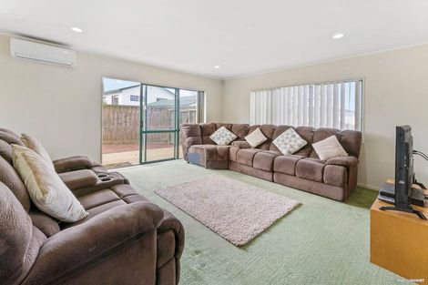 Photo of property in 1/8 Nerissa Place, Randwick Park, Auckland, 2105